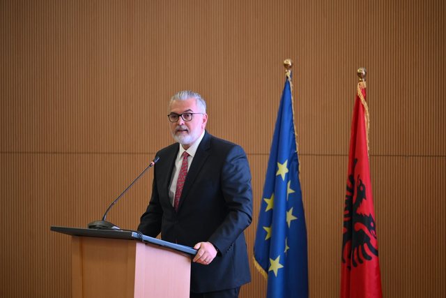 Ku fillon drejt&euml;sia?/ Mes fjalimeve t&euml; Gogut dhe plumbave n&euml;