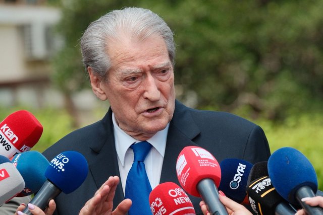 Berisha flet jasht&euml; Kuvendit: Kryeministri po shmang interpelancat, shkel