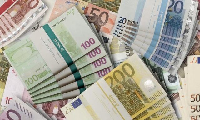 Kursi i Euros me Lekun bie p&euml;rs&euml;ri, po shkon drejt pragut t&euml; 95