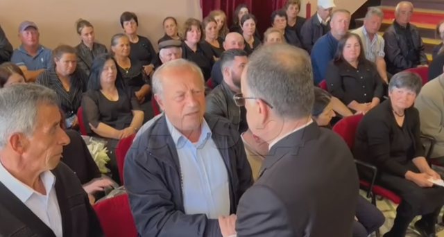 Video/ Revolt&euml; n&euml; homazhet p&euml;r Enea Mekollin, familjar&euml;t