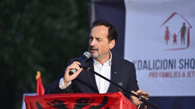 Kur revolucioni nuk flet p&euml;r familjen dhe f&euml;mij&euml;t! Pes&euml;