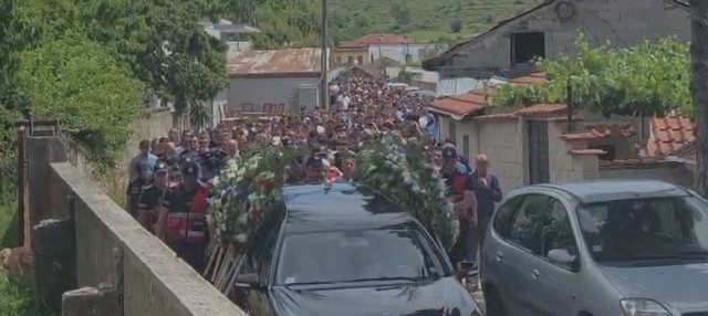 Foto/ Qindra qytetar&euml; i japin lamtumir&euml;n Enea Mekollit