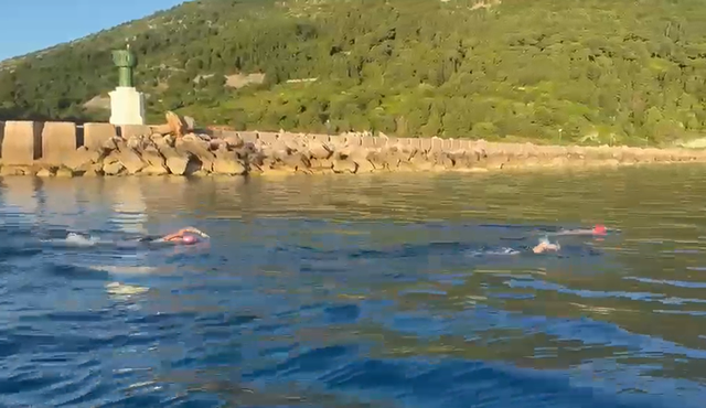 After the Italy-Karaburun record, Eva Buzo swims across the island of Sazan