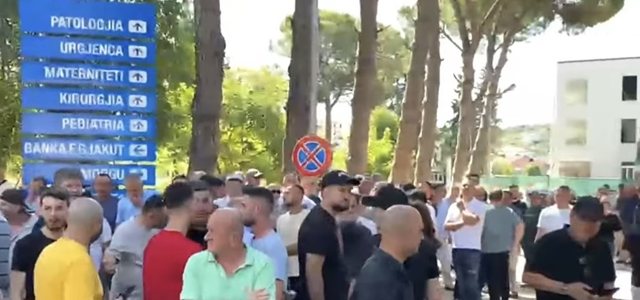 Protest&euml; n&euml; Lushnje p&euml;r kushtet n&euml; spital, qytetar&euml;t