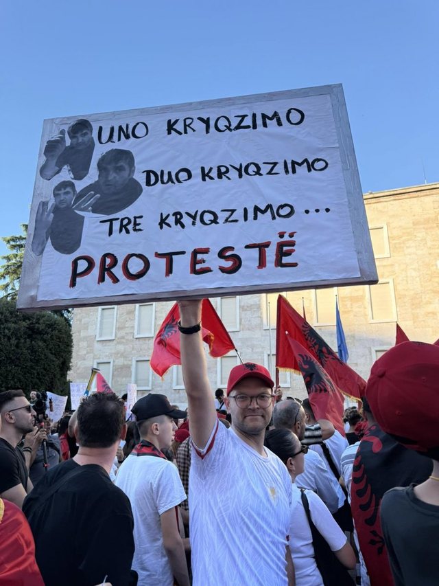 'This goat is sold for 1 euro'/ Spicy banners from the 8th protest in