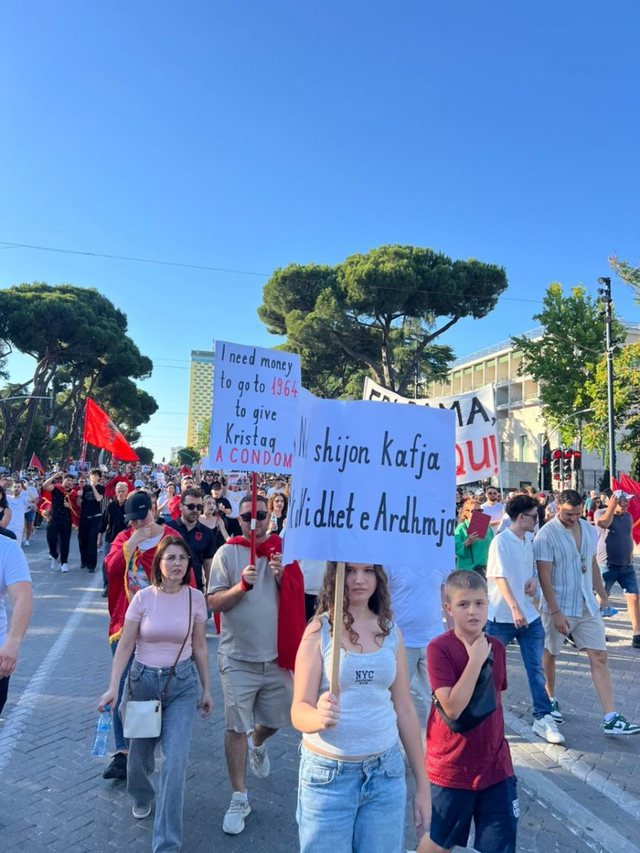'This goat is sold for 1 euro'/ Spicy banners from the 8th protest in