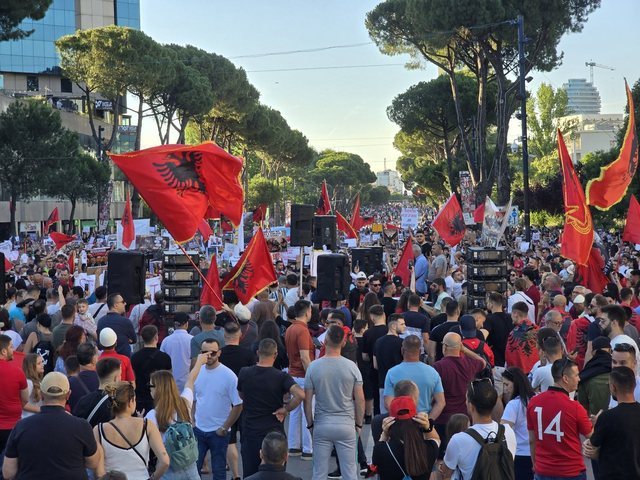 Gazetari paralajmëron: Ka nisur fushata për largimin e studentëve