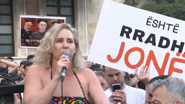 Notarja Eva Buzo i bashkohet protestës: Jeni frymëzues, bota po e