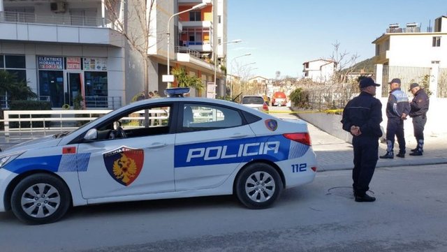 Policia zbarkon në Vlorë, disa të arrestuar, mes tyre një i
