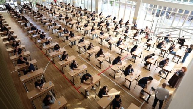 Publikoi tezën e Letërsisë 20 minuta pas nisjes së provimit,