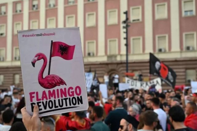 &ldquo;Revolucioni i Flamingove&rdquo; p&euml;rplas Ram&euml;n me Iranin