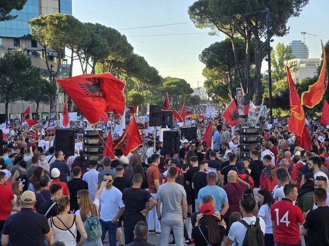 10th day of protest, citizens return to the square: "The homeland is not