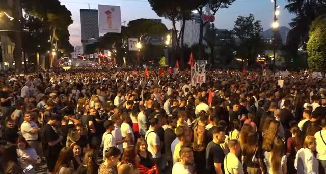 Kisha Katolike reagon p&euml;r protestat: Z&euml;ri i qytetar&euml;ve duhet