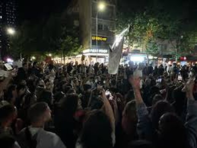 "Rama jepe dor&euml;heqjen!&rdquo;, mij&euml;ra protestues vijojn&euml;