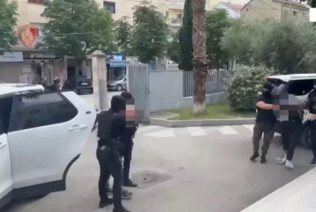 Firearms and drugs, three arrested in Durrës