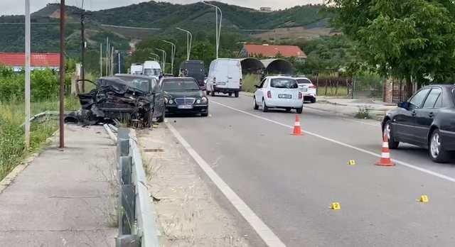 Humb kontrollin e mjetit dhe përplaset me barrierat në aksin