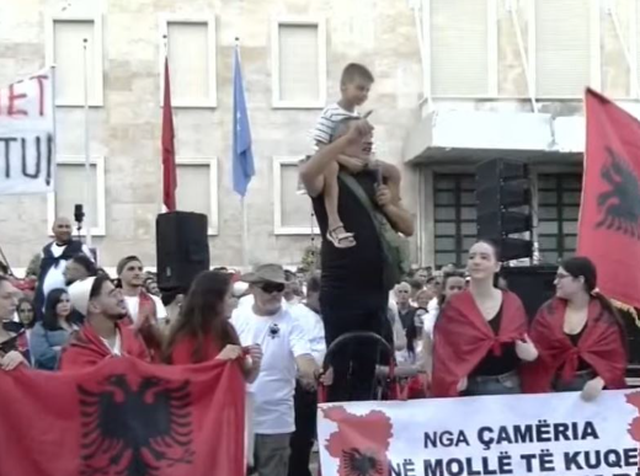 “Mos e lëshoni frontin!”, ish oficeri në protestë: