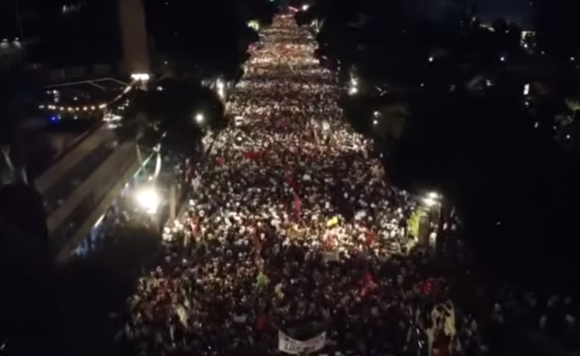 Spectacular drone footage: A "sea" of people invades the boulevard,