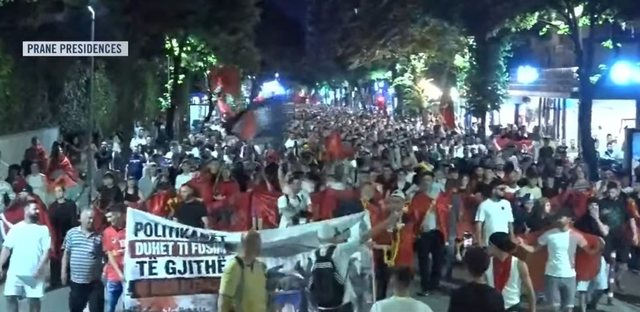Thousands of citizens march through Tirana, returning to the Prime