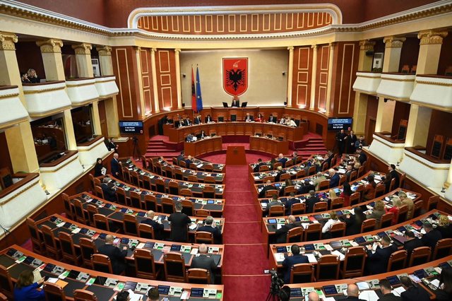 The Assembly meets in plenary session today, 6 interpellations on the agenda