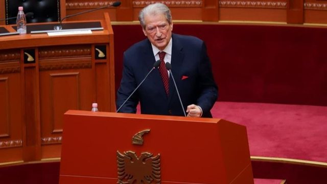 Berisha nga Kuvendi: Plot&euml;soni k&euml;rkesat e protestuesve, ndryshe do