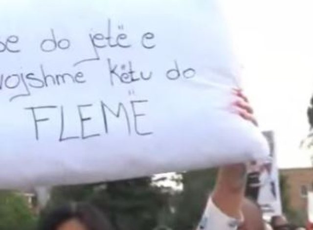 Influencerja me jast&euml;k me vete n&euml; protest&euml;: Po qe nevoja do e