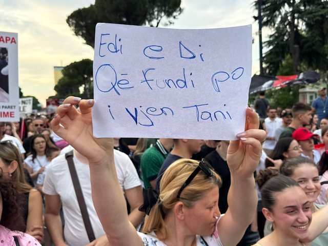 "Edi, the end is coming", the spicy banners of the 12th protest