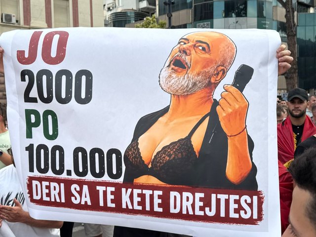 "Edi, the end is coming", the spicy banners of the 12th protest
