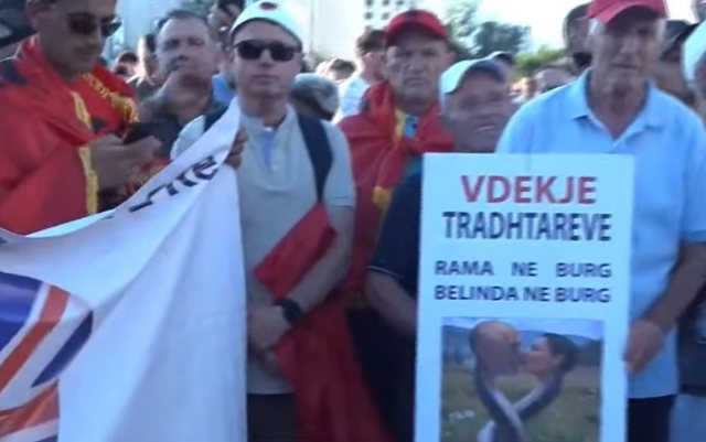Qytetarët i lënë 'vallen' gjysëm Ramës, dalin