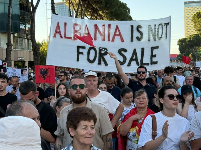Pankartat &lsquo;pikante&rsquo; nga protesta e qytetar&euml;ve: Kjo qeveri ka