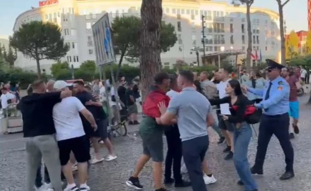 Tensione n&euml; protest&euml;, qytetar&euml;t konfliktohen me