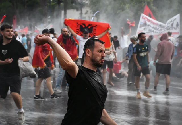 Televizioni amerikan: Protestat po kthehen n&euml; sfid&euml; t&euml; hapur