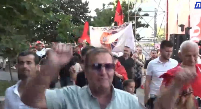Sheshi &ldquo;Sk&euml;nderbej&rdquo; mbushet plot, nis marshimi i protestuesve