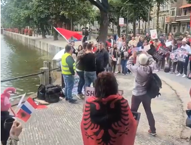 Forma e pazakontë e protestës në Holandë, shqiptarët