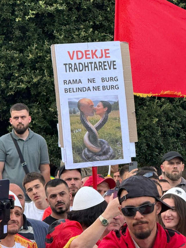 “Kim Jong Rama”, "I ka ik zari", pankartat që
