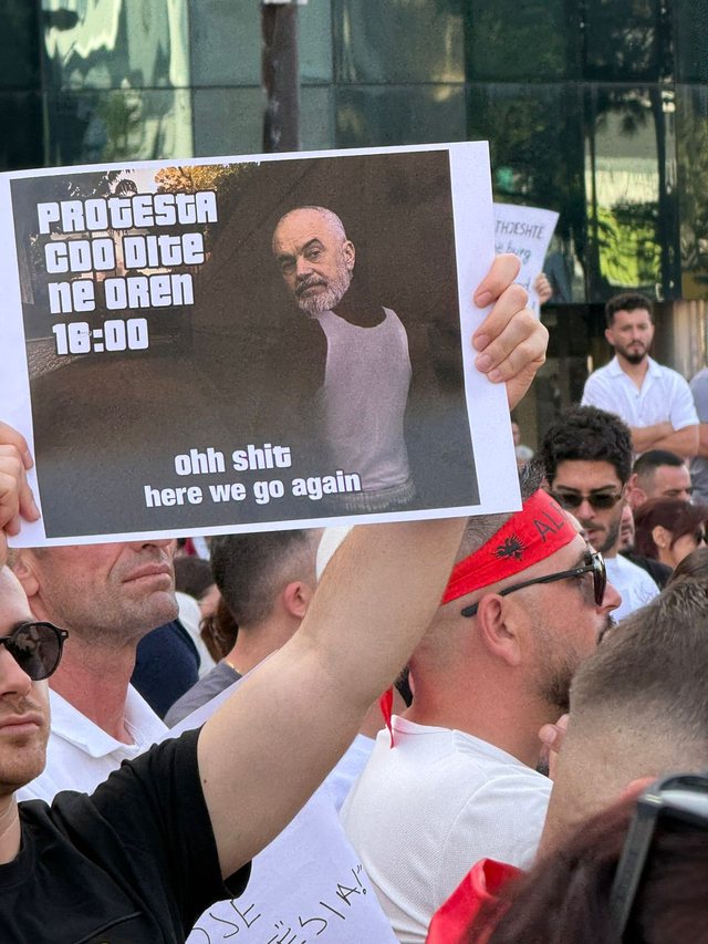 “Kim Jong Rama”, "I ka ik zari", pankartat që