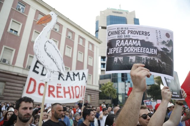 “Kim Jong Rama”, "I ka ik zari", pankartat që