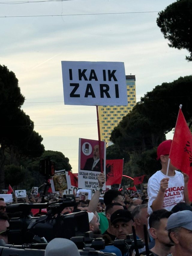 “Kim Jong Rama”, "I ka ik zari", pankartat që