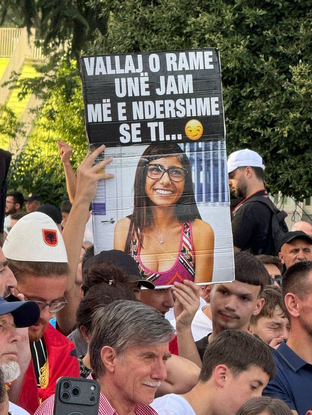 “Kim Jong Rama”, "I ka ik zari", pankartat që