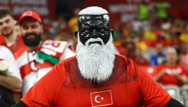 Bot&euml;ror 2026/ Turqia humbi, por fitoi fam&euml; tifozi &ldquo;horror&rdquo;