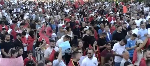 Protestuesit marshojn&euml; drejt ish-Bllokut, thirrje kund&euml;r qeveris&euml;