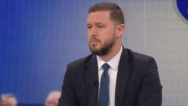 Të rinjtë protestojnë, deputeti i Ramës u mban leksion: