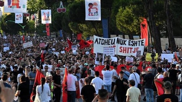 Expert: Party armies are manipulating the algorithm to quell youth protests on