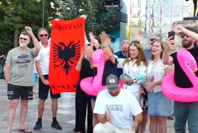 Me flamurin kuq e zi, turistët i bashkohen protestës kundër