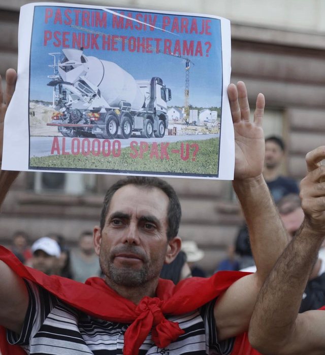 "Ëndrrat e vrara në Shqipëri", pankartat pikante nga