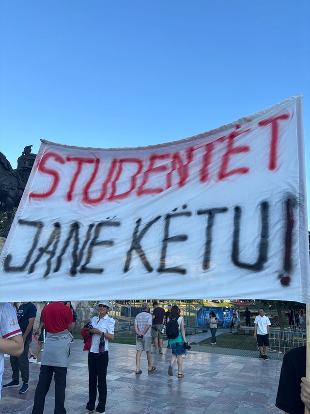 Akademik&euml;t shqiptar&euml; jasht&euml; vendit mb&euml;shtesin protestat: