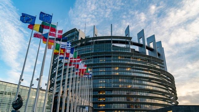 Raporti i Parlamentit Europian dhe paradoksi i medias shqiptare: M&euml; lart