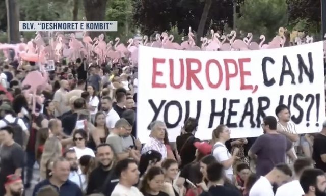 Day 18 of the protest, thousands of citizens fill the "Martyrs of the