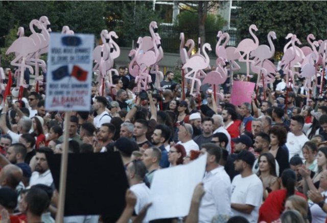 "Ne do na vije kapistall", pankartat pikante nga protesta