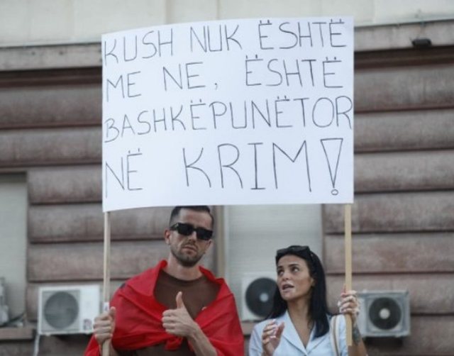 "Ne do na vije kapistall", pankartat pikante nga protesta